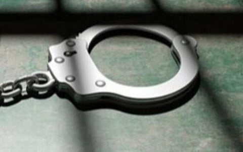 வருமானவரித் துறை அதிகாரிகள் போல் நடித்து அதிமுக பிரமுகர் வீட்டில் நகை, பணம் கொள்ளை வழக்கில் பெண் உட்பட 12 பேர் கைது