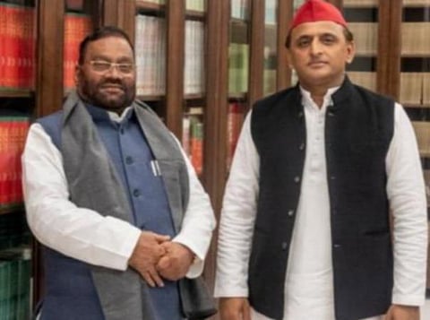 அகிலேஷ் யாதவுடன் சுவாமி பிரசாத் மவுரியா: கோப்புப் படம்