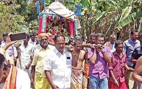 சத்தியமங்கலம் சுற்றுவட்டார கிராமங்களில் அலங்கரிக்கப்பட்ட சப்பரத்தில் பண்ணாரி மாரியம்மன், சருகு மாரியம்மன் திருவீதி உலா நடந்தது.