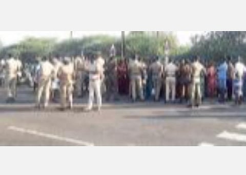 மானாமதுரை அருகே வாகுடி விலக்கு பகுதியில் நான்கு வழிச்சாலையில் மறியலில் ஈடுபட்ட கிராம மக்கள்.