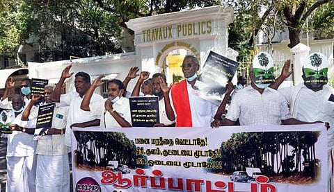 புதுச்சேரி - விழுப்புரம் தேசிய நெடுஞ்சாலை விரிவாக்கத்திற்காக திருபுவனையில் சாலையோர பனை மரங்களை அப்புறப்படுத்துவதற்கு எதிர்ப்பு தெரிவித்து புதுச்சேரி பொதுப்பணித்துறை அலுவலகத்தை முற்றுகையிட்ட சுற்றுச்சூழல் ஆர்வலர்கள். படம்: எம்.சாம்ராஜ்