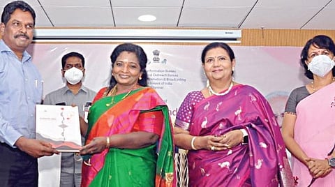 சென்னை சாஸ்திரி பவன் வளாகத்தில் நேற்று நடைபெற்ற சர்வதேச மகளிர் தின விழாவில் கலந்துகொண்ட தெலங்கானா மற்றும் புதுச்சேரி ஆளுநர் தமிழிசை சவுந்தரராஜனுக்கு நினைவுப் பரிசு வழங்கினார் பத்திரிகை தகவல் அலுவலகம் மற்றும் மண்டல மக்கள் தொடர்பு அலுவலக கூடுதல் தலைமை இயக்குநர் எம்.அண்ணாதுரை. உடன், நடிகை குட்டி பத்மினி, எழுத்தாளர் கீதா இளங்கோவன், பத்திரிகை தகவல் அலுவலக இயக்குநர் குருபாபு பலராமன் உள்ளிட்டோர்