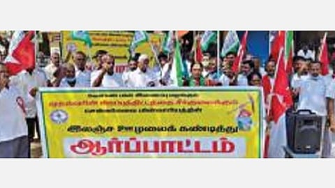 விவசாய மின் இணைப்புக்கு லஞ்சம் கேட்கும் மின் வாரிய அதிகாரிகளைக் கண்டித்து சென்னிமலையில் விவசாயிகள் ஆர்ப்பாட்டம் நடத்தினர்.
