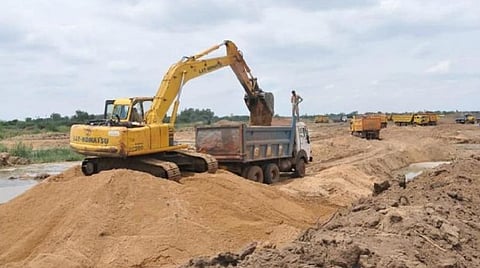 நெல்லை அருகே மணல் கடத்தலில் திமுக ஊராட்சி ஒன்றிய தலைவரின் கணவர் கைது