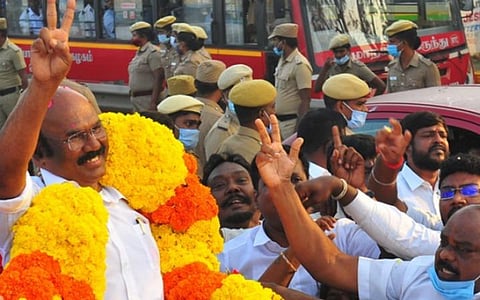 சிறையிலிருந்து விடுவிக்கப்பட்ட முன்னாள் அமைச்சர் ஜெயக்குமார் | படங்கள் எல்.சீனிவாசன்.