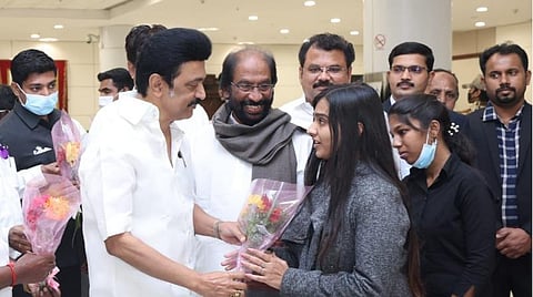 மாணவர்களை வரவேற்ற தமிழக முதல்வர்