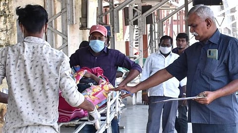 திருப்பூர் ரயில் நிலையத்தில் இறக்கி வைக்கப்பட்ட அசாம் மாநில இளைஞர் அர்பிந்த்ராயின் சடலத்தை பார்வையிட்டு விசாரிக்கும் ரயில்வே போலீஸார்.