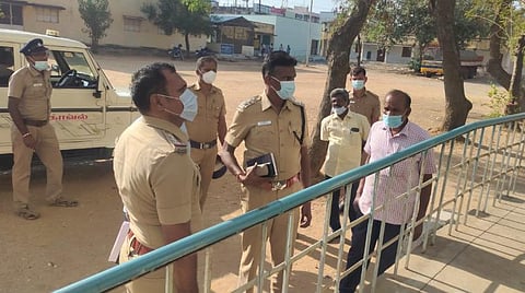 திருச்செங்கோடு: பள்ளியில் மாணவி தற்கொலை - காவல் துறை, கல்வித் துறை அதிகாரிகள் விசாரணை