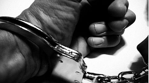 காரைக்குடி நீதிமன்றத்தில் புகைப்படம் எடுத்தவர் கைது