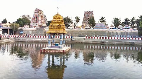 குளக்கரையில் உள்ள பழமையான நீராழி மண்டபம்.