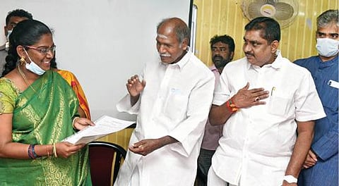 மழலையர் ஆசிரியர் பணிக்கான ஆணையை முதல்வர் ரங்கசாமி வழங்கினார். உடன் கல்வியமைச்சர் நமச்சிவாயம், கல்வித்துறை செயலர் ருத்ரகவுடு. படம்: எம்.சாம்ராஜ்