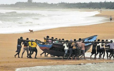 மீனவர் நல வாரிய உறுப்பினர்களுக்கு ஸ்மார்ட் உறுப்பினர் அட்டை விநியோகம் தொடக்கம்