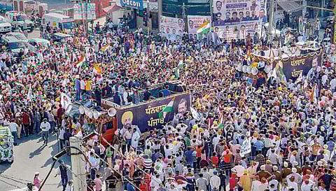 பஞ்சாப் சட்டப்பேரவைக்கு சமீபத்தில் நடந்த தேர்தலில் ஆம் ஆத்மி கட்சி வெற்றி பெற்று ஆட்சியைக் கைப்பற்றியது. இதையொட்டி, அமிர்தசரசில் நேற்று நடந்த வெற்றி ஊர்வலத்தில் டெல்லி முதல்வரும் ஆம் ஆத்மி கட்சித் தலைவருமான அர்விந்த் கேஜ்ரிவால், பஞ்சாப் முதல்வராக பதவியேற்க உள்ள பகவந்த் மான் ஆகியோர் கலந்து கொண்டு மக்களுக்கு நன்றி தெரிவித்தனர். ஊர்வலத்தில் ஏராளமானோர் திரண்டனர். படம்: பிடிஐ