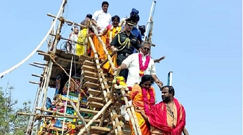 நாமக்கல் மாவட்டம் கே.புதுப்பாளையத்தில் மத்திய இணை அமைச்சர் எல்.முருகனின் குலதெய்வக் கோயிலான பாமா ருக்மணி சமேத நந்தகோபால சுவாமி கோயிலில் கும்பாபிஷேக விழா புதுச்சேரி துணை நிலை ஆளுநர் தமிழிசை பங்கேற்றார்.