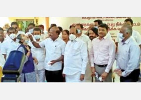 திருவண்ணாமலை நகராட்சி பெண்கள் மேல்நிலை பள்ளியில் குடற்புழு நீக்க மாத்திரையை ஒரு மாணவிக்கு வழங்கிய மக்கள் நல்வாழ்வுத் துறை அமைச்சர் மா.சுப்பிரமணியன். அருகில், பொதுப்பணி துறை அமைச்சர் எ.வ.வேலு, ஆட்சியர் பா.முருகேஷ் உள்ளிட்டோர்.