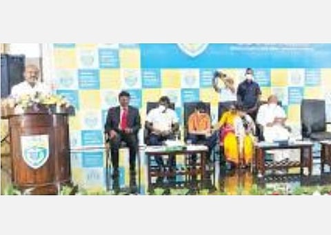 திருவண்ணாமலை அருணை மருத்துவக் கல்லூரி மருத்துவமனையில் முதலாமாண்டு மாணவர்களின் வகுப்பு தொடக்க விழாவில் பேசும் மக்கள் நல்வாழ்வுத் துறை அமைச்சர் மா.சுப்பிரமணியன். அருகில், பொதுப்பணித் துறை அமைச்சர் எ.வ.வேலு, துணைத் தலைவர் குமரன் உள்ளிட்டோர்.