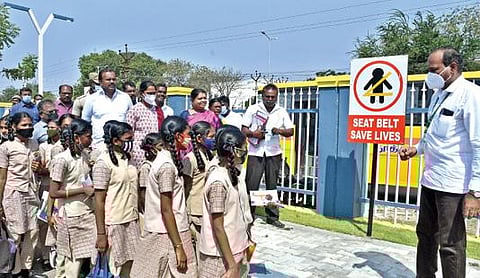 தூத்துக்குடியில் ஸ்மார்ட் சிட்டி திட்டத்தின் கீழ் அமைக்கப்பட்டுள்ள போக்குவரத்து பூங்காவை மாணவ, மாணவிகள் பார்வையிடும் நிகழ்ச்சியை அமைச்சர் பெ.கீதாஜீவன் தொடங்கி வைத்தார் . உடன் மேயர் ஜெகன் பெரியசாமி, ஆணையர் தி.சாரு உள்ளிட்டோர். படம்: என்.ராஜேஷ்