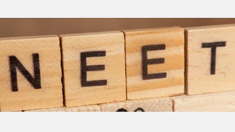 நீட் தேர்வில் வெற்றி பெற்ற காவலாளியின் மகள்: கல்லூரியில் சேர உதவித்தொகை வழங்கிய தன்னார்வலர்கள்