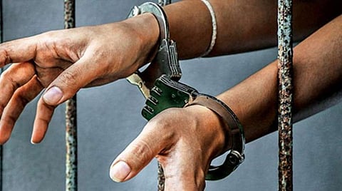 திமுக பிரமுகர் மடிப்பாக்கம் செல்வம் கொலை வழக்கு- தலைமறைவாக இருந்த கூலிப்படை தலைவன் கைது: தனிப்படை போலீஸார் நடவடிக்கை