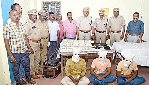 கொள்ளையில் ஈடுபட்டு கைது செய்யப்பட்டவர்களுடன் மதுரை எஸ்பி பாஸ்கரன் மற்றும் தனிப்படையினர்.