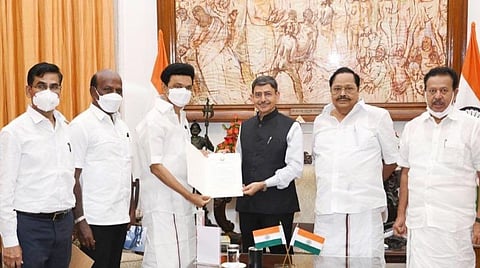 நீட் விலக்கு சட்ட முன்வடிவை குடியரசுத் தலைவருக்கு விரைவாக அனுப்புவது தொடர்பாக தமிழக ஆளுநர் ஆர்.என்.ரவியை, முதல்வர் மு.க.ஸ்டாலின் சந்தித்துப் பேசினார்