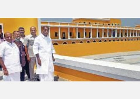 புதுச்சேரி கடற்கரையில் நட்சத்திர அந்தஸ்துடன் கட்டப்பட்டு வரும் கலாச்சார மைய கட்டுமானப் பணிகளை முதல்வர் ரங்கசாமி, அமைச்சர் லட்சுமி நாராயணன் அதிகாரிகளுடன் சென்று பார்வையிட்டனர். படம்: எம்.சாம்ராஜ்