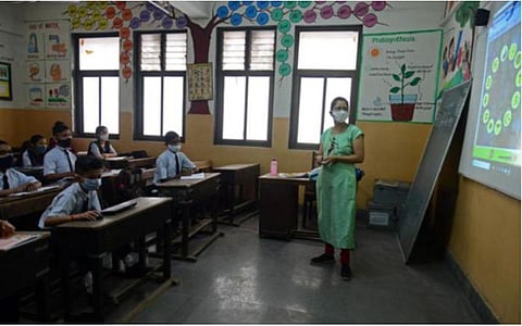 ஆசிரியர்களிடமிருந்து விலகிச்செல்லும் மாணவர்கள்