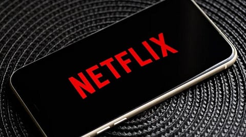 பாஸ்வேர்டை பகிர்வோரிடம் கட்டணம் வசூலித்து கடிவாளம் போட நெட்ஃப்ளிக்ஸ் புதிய திட்டம்