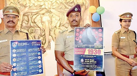 இணையவழி குற்றங்கள் தொடர்பாக உடனடியாக புகார் அளிக்கும் வகையில் பிரத்யேக எண்ணை அறிமுகம் செய்த மாவட்ட காவல் கண்காணிப்பாளர் செல்வ நாகரத்தினம். உடன், கூடுதல் கண்காணிப்பாளர்கள் ரவிச்சந்திரன், சுகாசினி. படம்: ஜெ.மனோகரன்