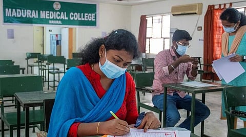 தமிழக பட்ஜெட் 2022-23 | 7.5% ஒதுக்கீட்டில் கல்லூரிகளில் சேரும் அரசுப் பள்ளி மாணவர்களின் கட்டணங்களுக்காக ரூ.204 கோடி ஒதுக்கீடு