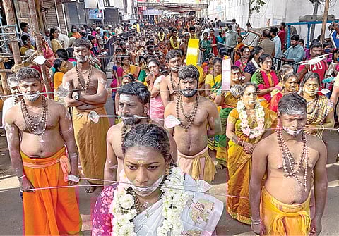 பங்குனி உத்திரத் திருவிழாவையொட்டி, ஐஸ்ஹவுஸ் பகுதியில் உள்ள எட்டாம் படைவீடு முருகன் கோயிலுக்கு நேற்று காவடி ஏந்தியும், அலகு குத்தியும் ஊர்வலமாக வந்து நேர்த்திக்கடன் செலுத்திய பக்தர்கள். படம்: பு.க.பிரவீன்