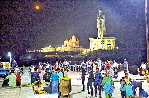 கன்னியாகுமரி முக்கடல் சங்கமத்தில் இரவு நேரத்தில் முழுநிலா ஒளியுடன் கடல் அழகை ரசிப்பதற்காக கடற்கரை பகுதியில் குவிந்த சுற்றுலா பயணிகள்.