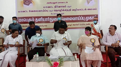 அரியலூர் மாவட்டம் கீழப்பழுவூர் அரசு பாலிடெக்னிக் கல்லூரியில் நடைபெறும் தனியார் வேலை வாய்ப்பு முகாமில் விசிக தலைவர் தொல்.திருமாவளவன். உடன் மாநில பிற்படுத்தப்பட்டோர் நலத்துறை அமைச்சர் எஸ்.எஸ்.சிவசங்கர், ஆட்சியர் பெ.ரமண சரஸ்வதி.