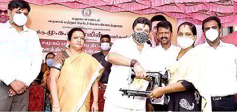 மதுரை மாநகராட்சி வெள்ளி வீதியார் பெண்கள் மேல்நிலை பள்ளியில் நடந்த விழாவில் ஒரு பெண்ணுக்கு நலத்திட்ட உதவி வழங்கினார் அமைச்சர் பழனிவேல் தியாகராஜன். அருகில் ஆட்சியர் எஸ்.அனீஷ்சேகர், மாநகராட்சி மேயர் இந்திராணி, துணை மேயர் நாகராஜன், ஆணையாளர் கார்த்திகேயன்.