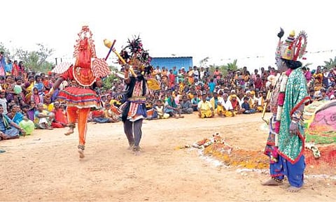 கிருஷ்ணகிரி அடுத்த கூலியம் திரவுபதியம்மன் கோயிலில் நடந்த திருவிழாவில் நேற்று துரியோதனன் படுகளம் நிகழ்ச்சி நடந்தது.