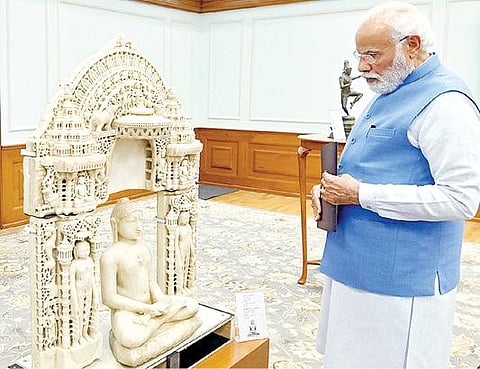ஆஸ்திரேலியாவில் இருந்து மீட்டு வரப்பட்டுள்ள பழங்காலப் பொருட்களை டெல்லியில் பிரதமர் மோடி நேற்று பார்வையிட்டார். படம்: பிடிஐ