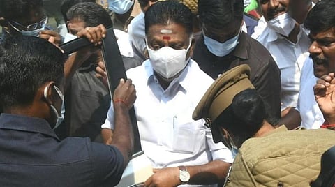 ஆறுமுகசாமி விசாரணை ஆணையத்தில் ஆஜராக வந்த ஓபிஎஸ்.