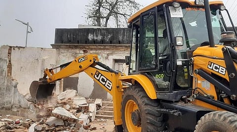 தஞ்சாவூர் | ரூ.5 கோடி மதிப்பிலான இடம் மீட்பு; 2,400 சதுரஅடி கட்டிடத்தை இடித்து அகற்றிய மாநகராட்சி