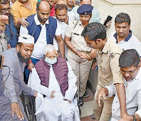 டெல்லி எய்ம்ஸ் மருத்துவமனையில் உயர் சிகிச்சை அளிப்பதற்காக, ராஞ்சி மருத்துவமனையில் இருந்து நேற்று வெளியே அழைத்துவரப்பட்ட ஆர்ஜேடி தலைவர் லாலு பிரசாத் யாதவ். படம்: பிடிஐ