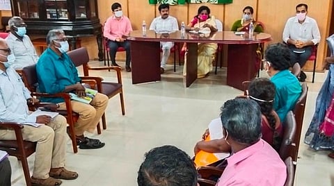 காரைக்கால் மாவட்ட ஆட்சியர் அலுவலகத்தில் அதிகாரிகளுடன், வளர்ச்சித் திட்டப் பணிகள் குறித்து ஆய்வு மேற்கொண்ட புதுச்சேரி துணை நிலை ஆளுநர் தமிழிசை சவுந்தரராஜன்