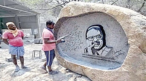 6 டன் எடை கொண்ட பாறையில் செதுக்கப்பட்டுள்ள பாடகர் எஸ்.பி.பாலசுப்பிரமணியத்தின் உருவம்.