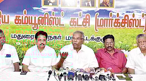 மதுரை கட்சி அலுவலகத்தில் செய்தியாளர்களிடம் பேசிய மார்க்சிஸ்ட் மாநிலச் செயலாளர் கே.பாலகிருஷ்ணன். உடன், சு.வெங்கடேசன் எம்பி, மதுக்கூர் ராமலிங்கம் மற்றும் நிர்வாகிகள். படம்: எஸ்.கிருஷ்ணமூர்த்தி