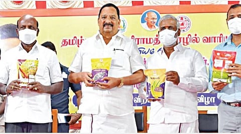 காதி வாரியத்தில் உற்பத்தி செய்யப்படும் காதி கிராமப் பொருட்களான பாரம்பரிய அரிசி வகைகள் ‘காதி பாரம்பரியம்’,செக்கினால் தயாரிக்கப்படும் நல்லெண்ணெய், கடலெண்ணெய் ‘காதி நியூலைப்’, நறுமணம் கொண்ட அகர்பத்திகள் ‘காதி ஃபிரஷ்’ ஆகிய பெயர்களில் தயாரிக்கப்பட்டுள்ளன. இவற்றின் விற்பனையை சென்னை குறளகத்தில் அமைச்சர்கள் ஆர்.காந்தி, மா.சுப்பிரமணியன், பி.கே.சேகர்பாபு ஆகியோர் நேற்று தொடங்கி வைத்தனர். உடன் கைத்தறி, கதர் துறை முதன்மைச் செயலர் தர்மேந்திர பிரதாப் யாதவ், கதர் கிராம தொழில் வாரிய தலைமைச் செயல் அலுவலர் பொ.சங்கர், சென்னை மாமன்ற உறுப்பினர் கே.சரஸ்வதி.