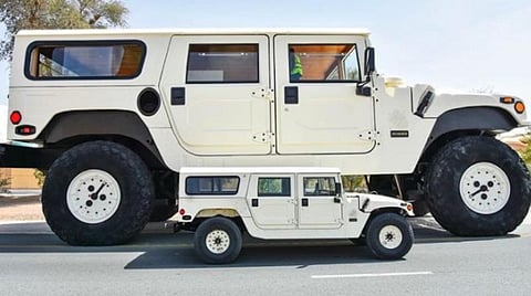 படுக்கையறை, சமையலறை, கழிவறை வசதிகளுடன் உலகின் மிகப் பெரிய 22 அடி உயர ஹம்மர் கார்