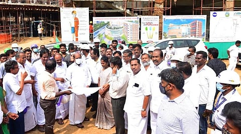 மதுரையில் நடைபெற்று வரும் கலைஞர் நூலகத்தின் கட்டுமானப் பணிகளை பொதுப்பணித்துறை அமைச்சர் எ.வ.வேலு ஆய்வு செய்தார் | படம்: எஸ்.கிருஷ்ணமூர்த்தி