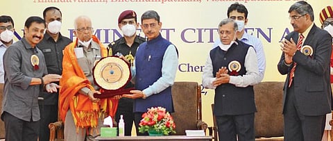 சனாதன தர்ம அறக்கட்டளை சார்பில் சென்னை ஆளுநர் மாளிகையில் நேற்று நடைபெற்ற விழாவில், உச்ச நீதிமன்ற மூத்த வழக்கறிஞர் கே.பராசரனுக்கு சிறந்த குடிமகனுக்கான விருது வழங்கினார் தமிழக ஆளுநர் ஆர்.என்.ரவி. உடன், ஆடிட்டர் எஸ்.குருமூர்த்தி, ஆந்திர மாநில முன்னாள் தலைமைச் செயலர் எல்.வி.சுப்பிரமணியம், சனாதன தர்ம அறக்கட்டளை நிர்வாக அறங்காவலர் ராஜ் கந்துகுரி.படம்: பு.க.பிரவீன்