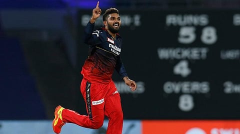 IPL 2022 | ஹஸரங்கா சுழலில் வீழ்ந்த கேகேஆர் - ஆர்சிபி அணிக்கு 129 ரன்கள் இலக்கு
