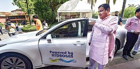 மத்திய அரசின் சாலைப் போக்குவரத்து மற்றும் நெடுஞ்சாலைத் துறை அமைச்சர் நிதின் கட்கரி, ஹைட்ரஜன் வாயுவை எரிபொருளாக பயன்படுத்தி இயங்கும் காரில் நேற்று நாடாளுமன்றத்துக்கு வந்தார். படம்: பிடிஐ