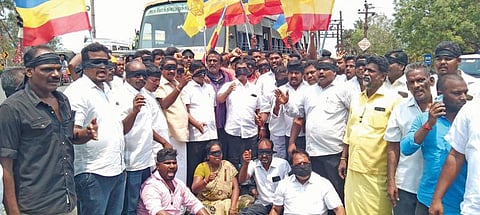 கடலூரில் சாலை மறியல் போராட்டத்தில் ஈடுபட்ட பாமகவினர்.