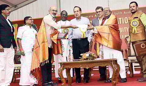 சென்னையில் நேற்று நடைபெற்ற விழாவில், அரசியல், பொதுவாழ்வில் நேர்மைக்கான காயிதே மில்லத் விருது வரலாற்று அறிஞர் இர்பான் ஹபீப் மற்றும் சம்யுக்தா கிசான் மோர்சா அமைப்புக்கு வழங்கப்பட்டது. இந்த நிகழ்ச்சியில், இந்து குழும வெளியீட்டுப் பிரிவு இயக்குநர் என்.ராம், காயிதே மில்லத் கல்வி மற்றும் சமூக அறக்கட்டளைப் பொதுச் செயலர் எம்.ஜி.தாவூத் மியாகான், ஓய்வுபெற்ற நீதிபதி ஹரிபரந்தாமன், எஸ்.கே.எம். அமைப்பின் உறுப்பினர் ஹன்னான் முல்லாஹ், ப்ரண்ட்லைன் செய்திப் பிரிவு (டெல்லி) தலைவர் வெங்கடேசன் ராமகிருஷ்ணன், காயிதே மில்லத் கல்லூரி இயக்குநர் அ.ரஃபி, பேராயர் தேவசகாயம் உள்ளிட்டோர் கலந்துகொண்டனர்.